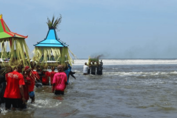 Apa Itu Tradisi Sedekah Laut?