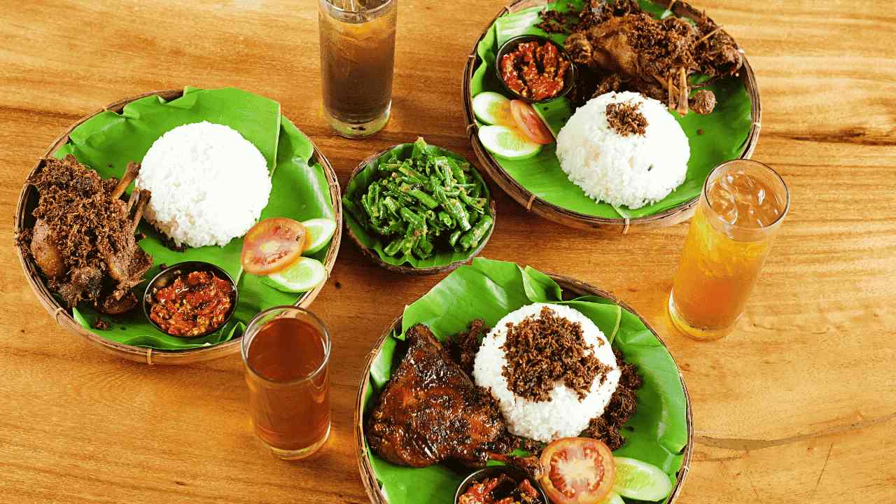 Bebek Goreng Hj. Slamet Gurihnya Legendaris, Pedasnya Bikin Nagih