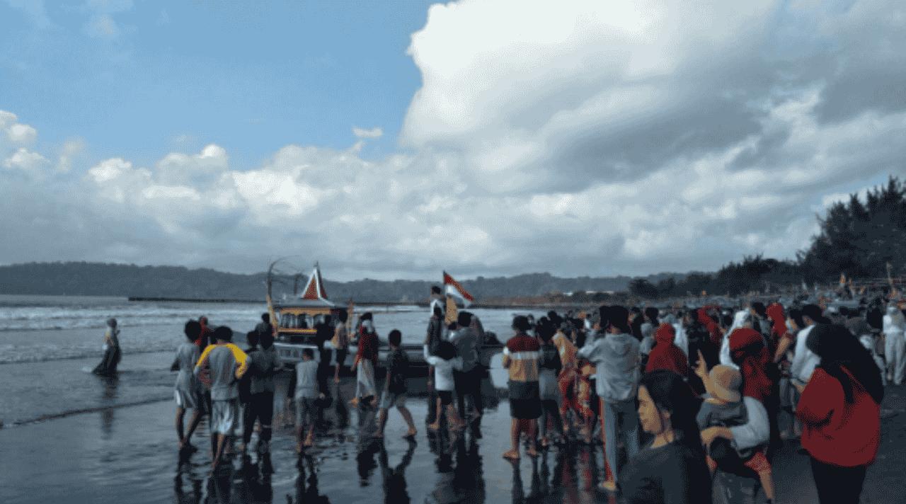 Masyarakat Cilacap Gelar Sedekah Laut, Ungkapan Syukur dan Harapan