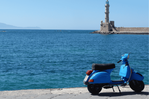 Kegiatan Komunitas Vespa Antik yang Penuh Warna