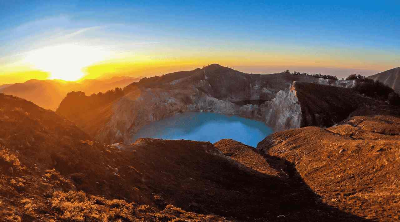 Keunikan Warna Danau Kelimutu, Nusa Tenggara Timur