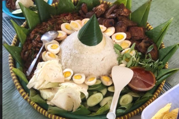 Pembukaan dengan Pemotongan Tumpeng