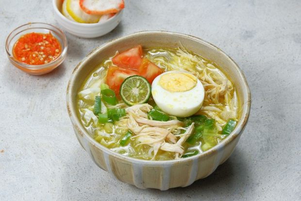Ciri khas soto Lamongan dengan koya