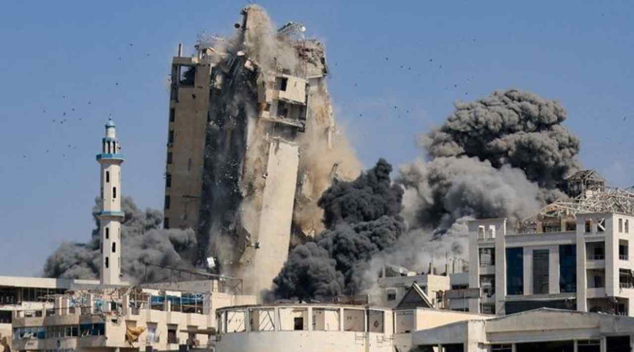 Israel Ledakkan Gedung Tertinggi di Gaza