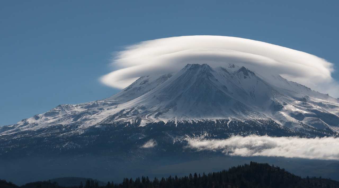 Fenomena Awan Lenticular yang Bikin Takjub