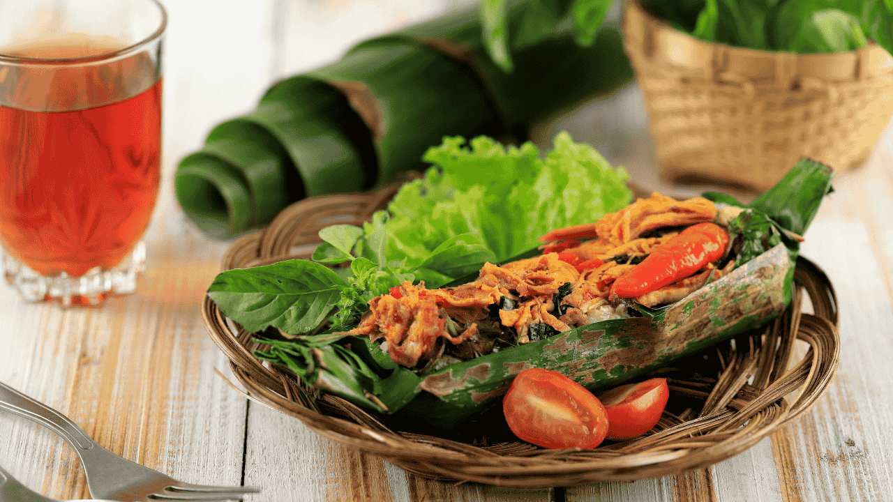 Nasi Bakar Ayam Suwir Aroma Daun Pisang yang Menggoda Selera