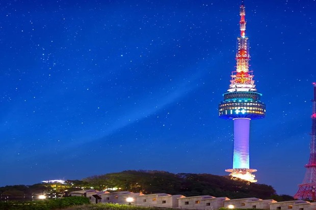 Pemandangan malam dari Namsan Tower Seoul