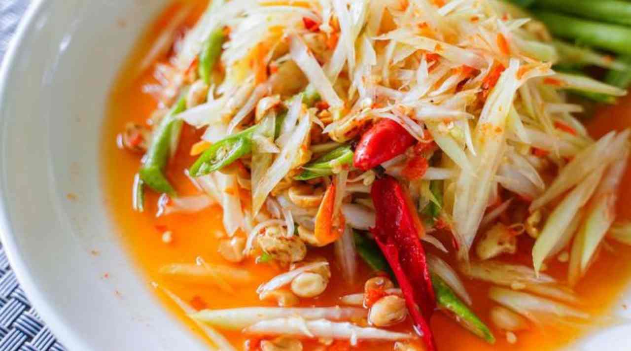 Salad Pepaya Muda ala Laos yang Segar dan Menggugah Selera