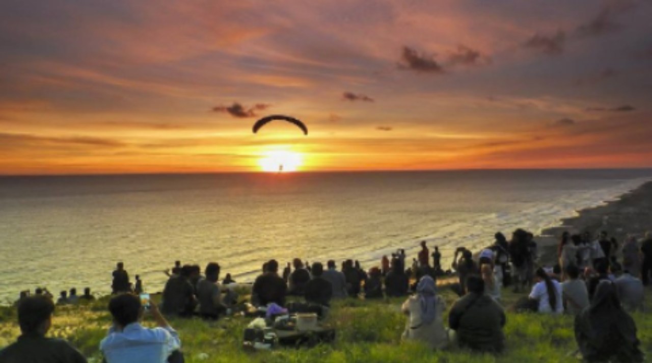 Terbang Bebas di Bukit Paralayang Menikmati Keindahan Alam