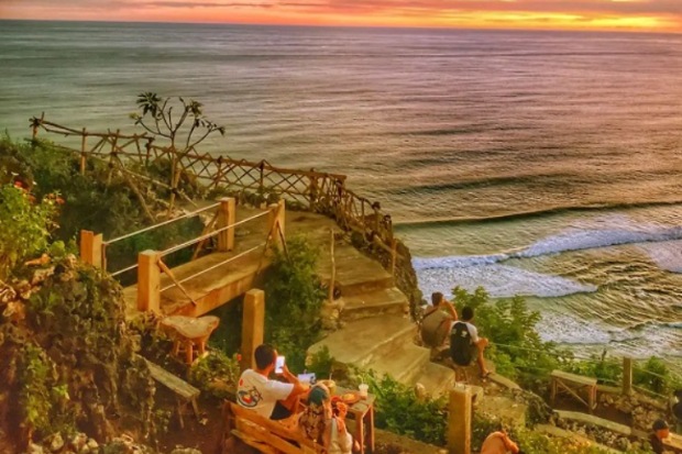 Terbang Paralayang dan Menikmati Sensasi Bebas di Udara