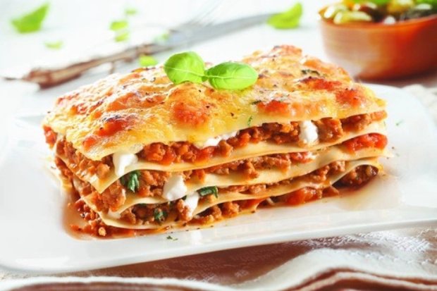 Lasagna tradisional Italia dengan saus bolognese dan keju melimpah