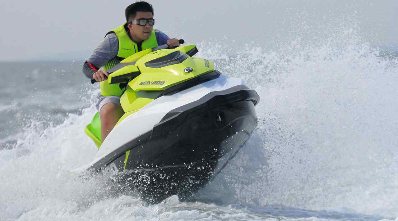 Mengintip Peluang Besar Usaha Sewa Jetski di Pantai yang Ramai Wisatawan