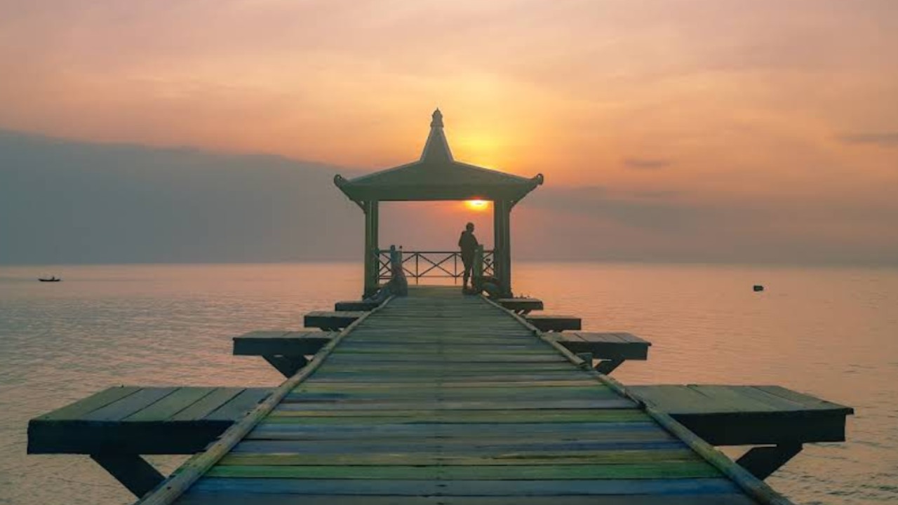 Pantai Pasir Putih Situbondo Surga Tenang di Ujung Timur yang Bikin Kamu Betah Berlama lama