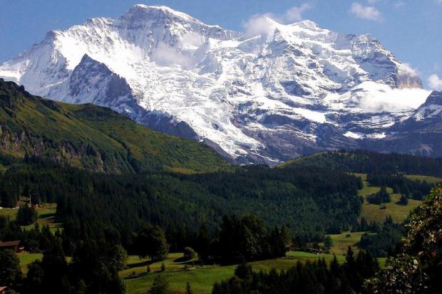 Pegunungan Alpen Swiss panorama salju dan lembah yang memesona