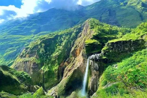 Air Terjun Panimbungan Rinjani dengan panorama alami