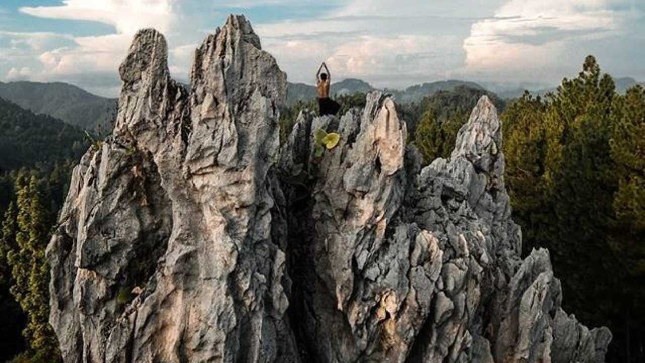 Karang Gemantung Banjarnegara Surga Sunyi di Balik Tebing Alam