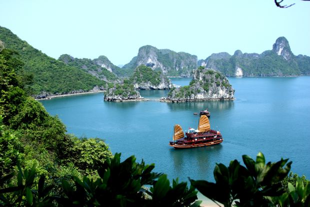 Keindahan alam Teluk Ha Long Vietnam yang ikonik