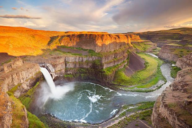 Palouse Falls Amerika Serikat dengan air terjun megah