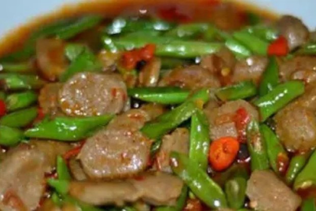 Perpaduan buncis segar dan bakso yang gurih