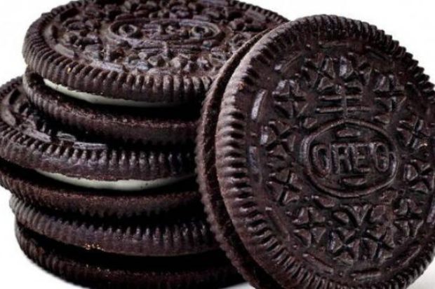 Ciri khas biskuit Oreo dengan krim vanila