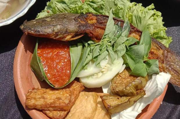 Ciri khas pecel lele Lamongan dengan sambal pedas