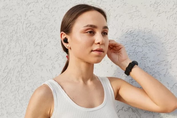 Efek menggunakan TWS berlebihan terhadap kesehatan telinga