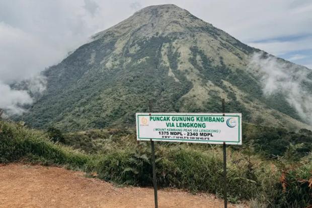 Gunung Kembang dikenal sebagai saudara Gunung Sindoro