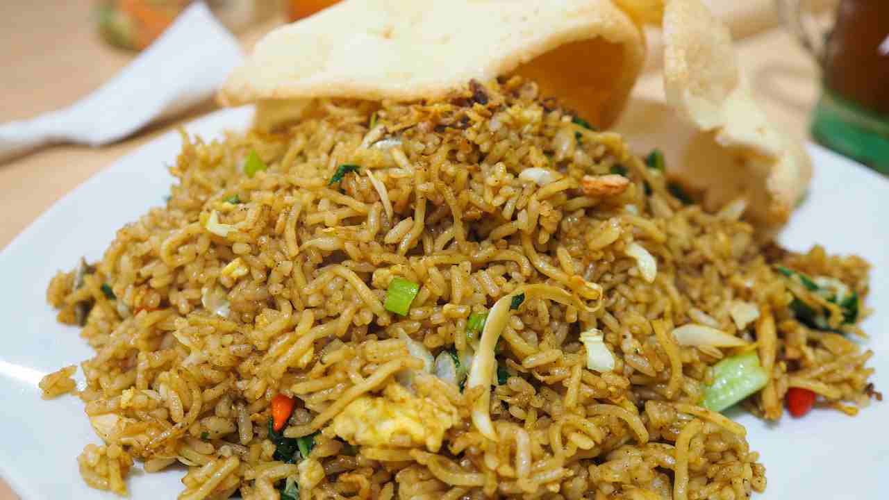 Nasi Goreng Mawut, Sensasi Perpaduan Nasi dan Mie yang Bikin Nagih