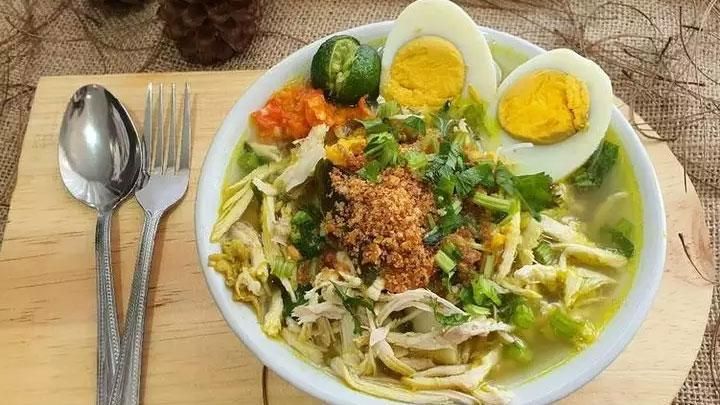 soto lamongan kuah kuning dengan ayam suwir dan koya