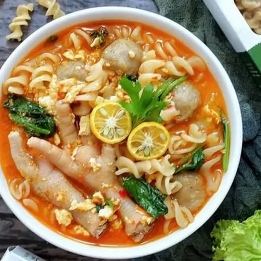 seblak kuah ceker dengan cita rasa yang khas