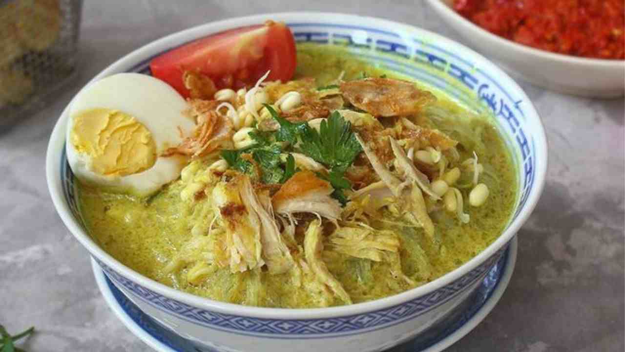 Sedapnya soto lamongan yang dipadukan dengan kuah yang gurih.