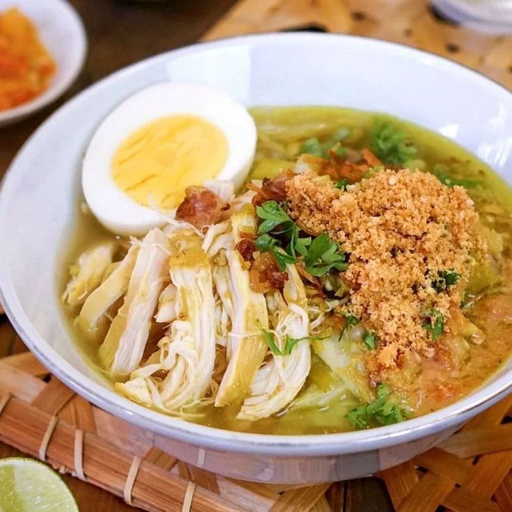 hidangan soto lamongan lengkap dengan telur dan bawang goreng