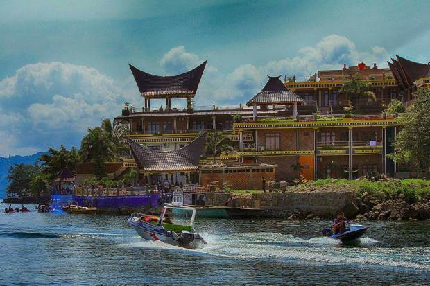 Suasana Lake Toba dan Pulau Samosir