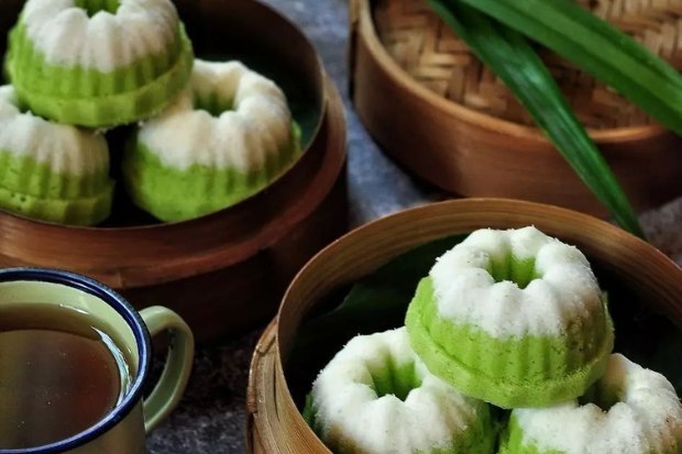 Jajanan tradisional kue putu ayu khas Jawa