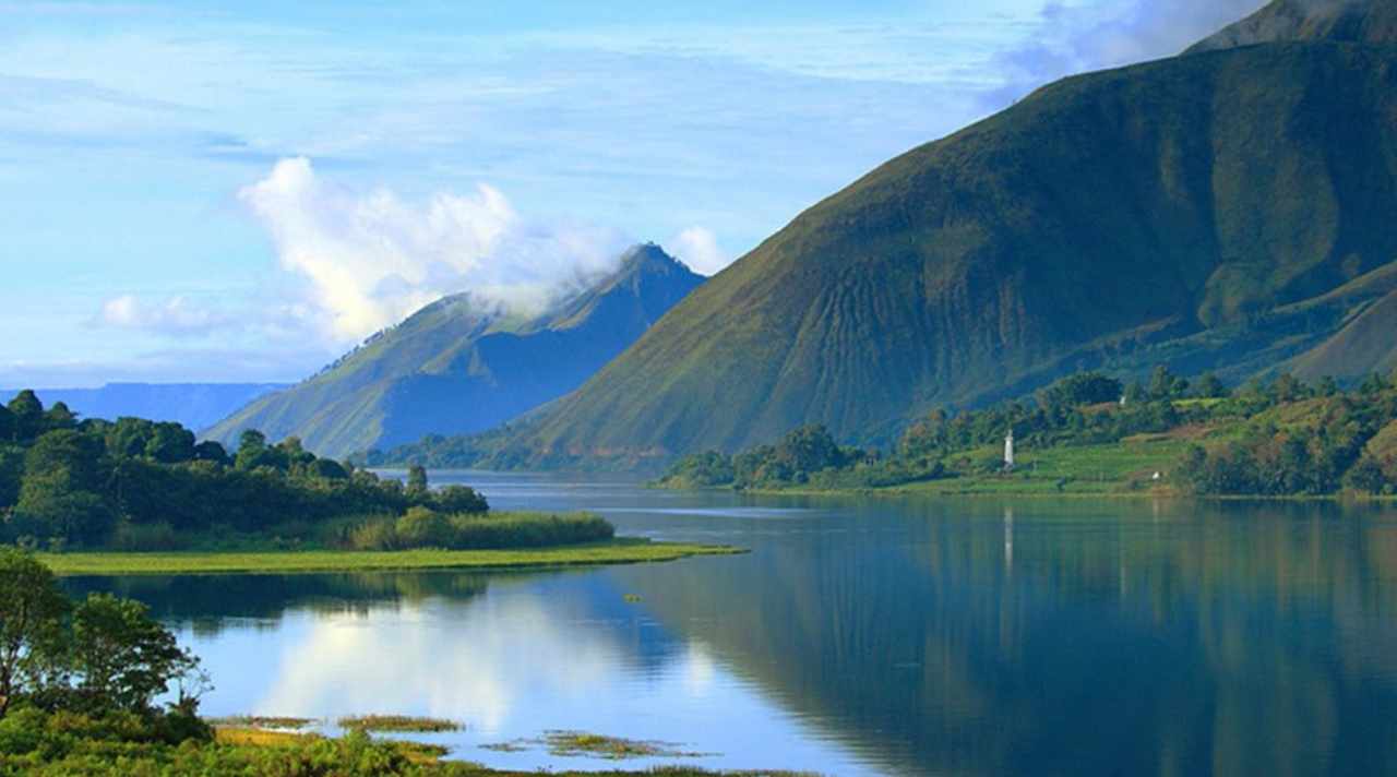 Pemandangan Danau Toba dari perbukitan