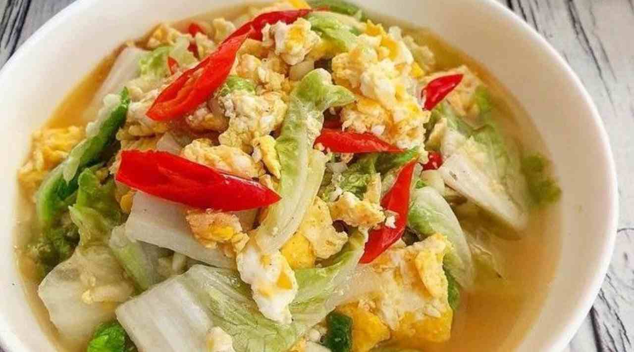 Sawi putih tumis dengan bawang dan cabai merah