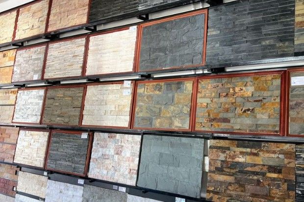 Keunggulan keramik batu alami untuk dekorasi rumah modern dan elegan