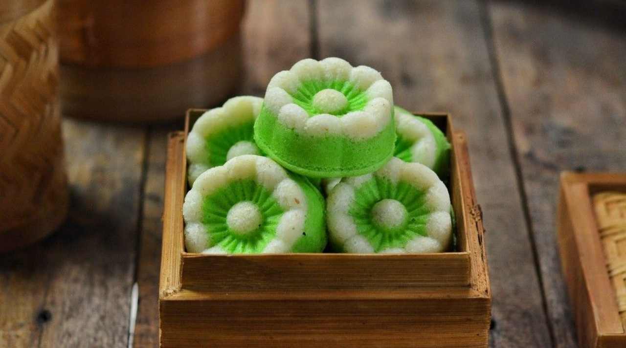 Kue putu ayu hijau dengan taburan kelapa parut