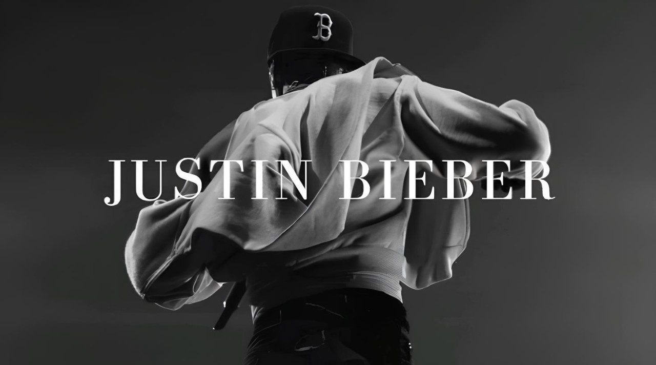 Lagu Justin Bieber populer dan banyak didengar karena memiliki irama pop modern, lirik mudah diingat, dan tema yang dekat dengan anak muda.