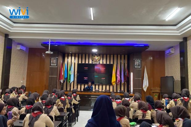Kegiatan guru tamu Wivi Digital di SMKN 1 Cilacap tentang digital marketing