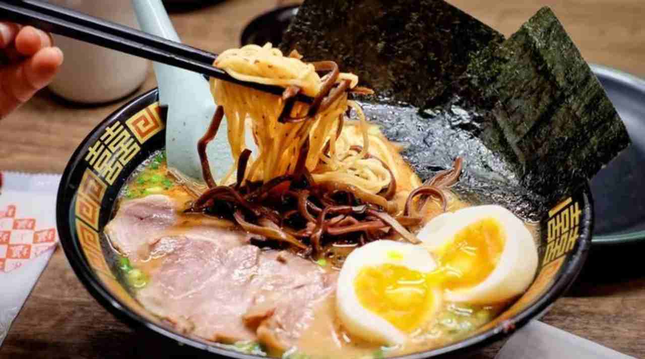 semangkuk ramen dengan tampilan menarik dan menggugah selera