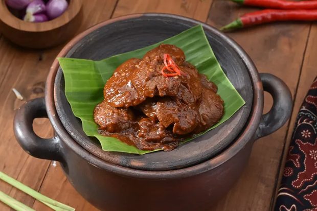 hidangan semur jengkol khas masakan Indonesia