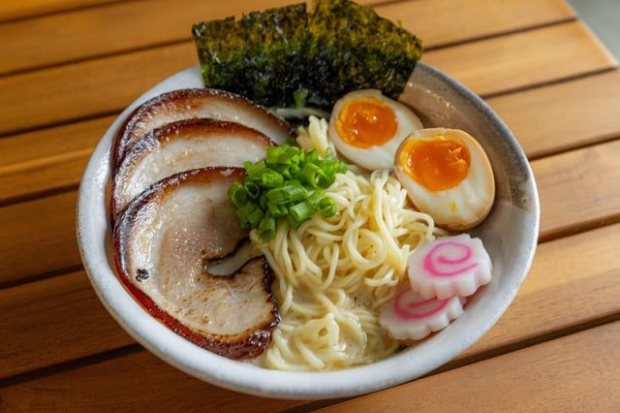 ramen dengan kuah kaldu kaya rasa dan mie kenyal