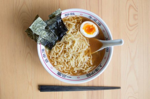ramen hangat dengan telur dan kuah gurih khas Jepang