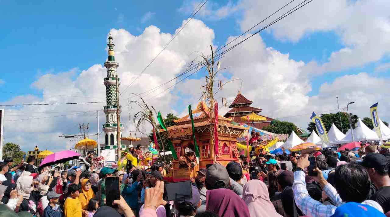 Suasana Festival Nelayan saat tradisi Sedekah Laut Cilacap berlangsung meriah.
